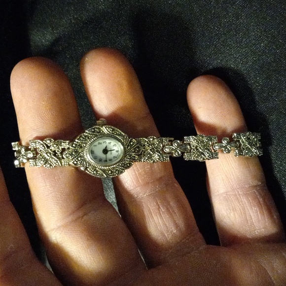 Really nice ladies watch. Quarts most. Crystal embedded through out. - Picture 5 of 6